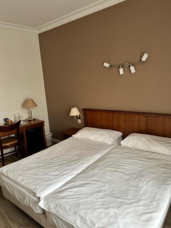 Postel nebo postele na pokoji v ubytování Hôtel des Alpes