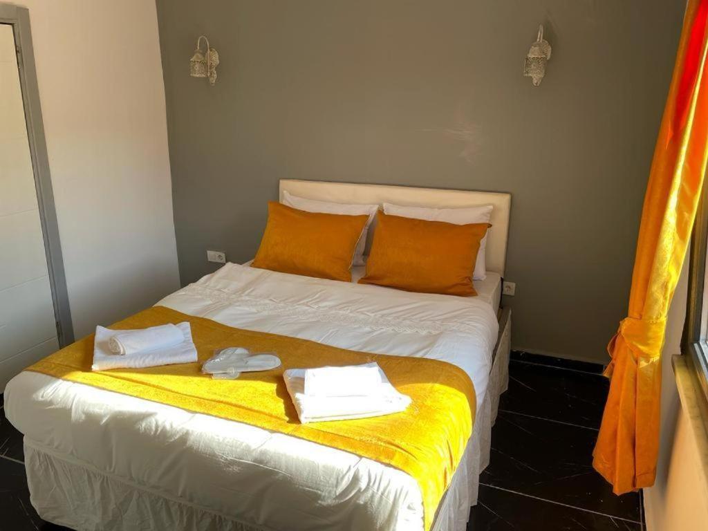 - une chambre avec un lit et 2 serviettes dans l'établissement love 34 hotel istanbul, à Istanbul