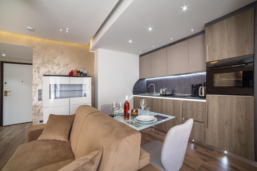 Kuchyň nebo kuchyňský kout v ubytování The Queen Luxury Apartments - Villa Carlotta