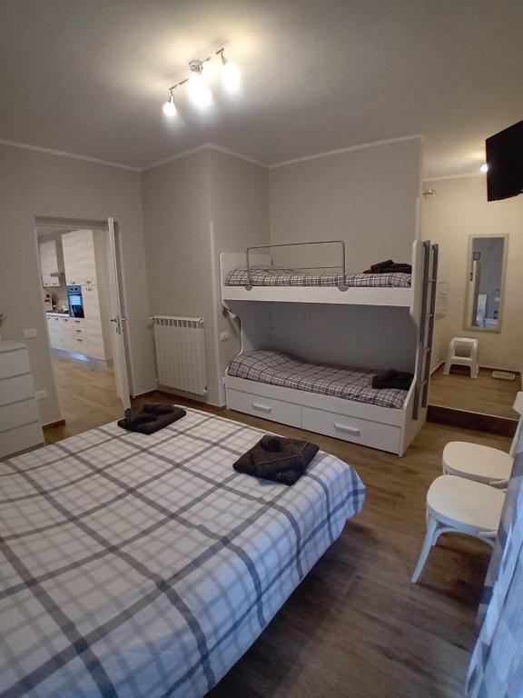 2 łóżka piętrowe w pokoju z łóżkiem i krzesłem w obiekcie Casa Nanna Edo w mieście Celano