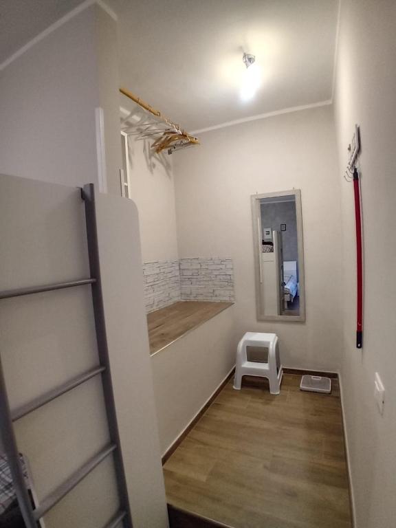 Pokój z drabiną i lustrem w obiekcie Casa Nanna Edo w mieście Celano