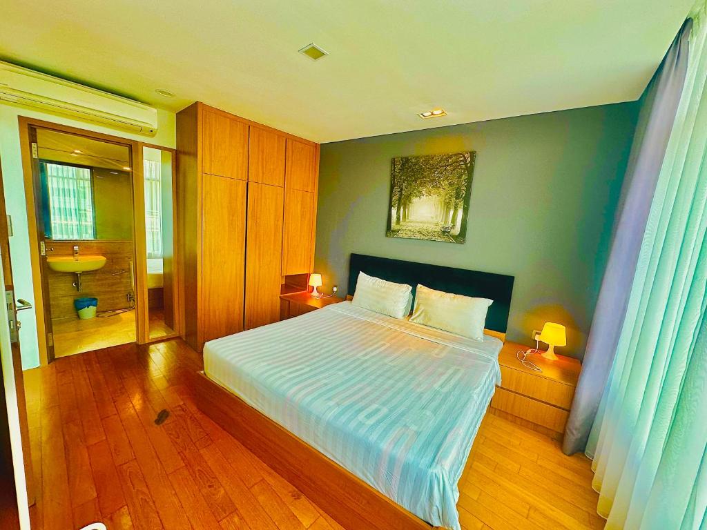 - une chambre avec un lit aux murs bleus et du parquet dans l'établissement near klcc vortex suites by PLUS POIN, à Kuala Lumpur