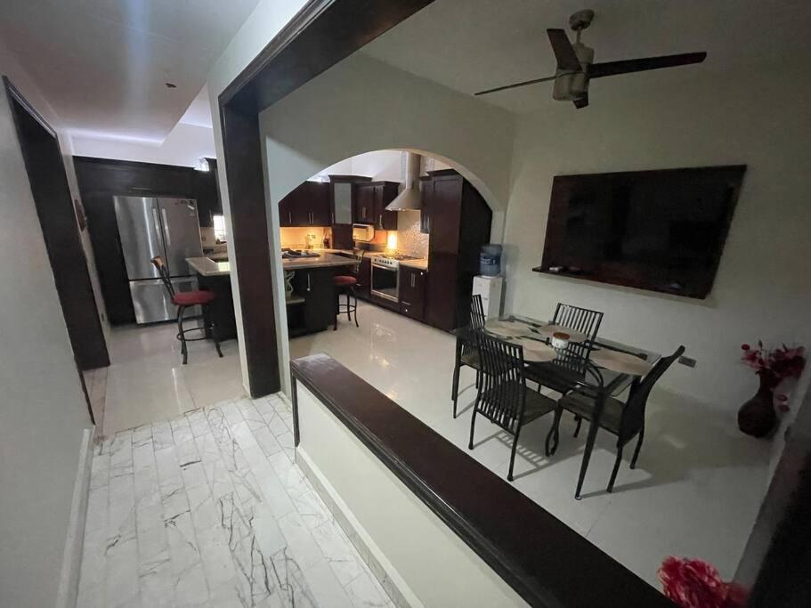 - une cuisine et une salle à manger avec une table et des chaises dans l'établissement Amplia y céntrica residencia, à Reynosa