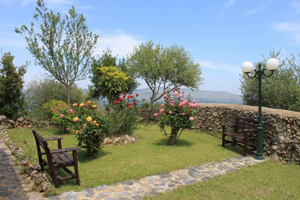 Vonkajšia záhrada v ubytovaní Aspalathos Villas