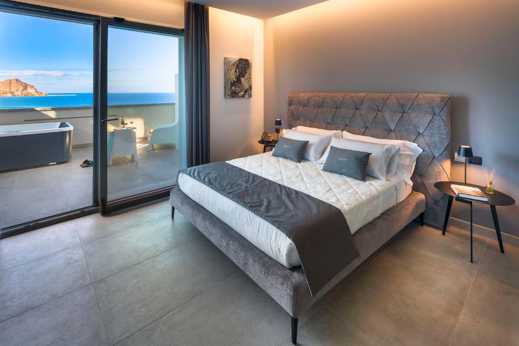 Postel nebo postele na pokoji v ubytování Emerald Hotel Residence Cefalù