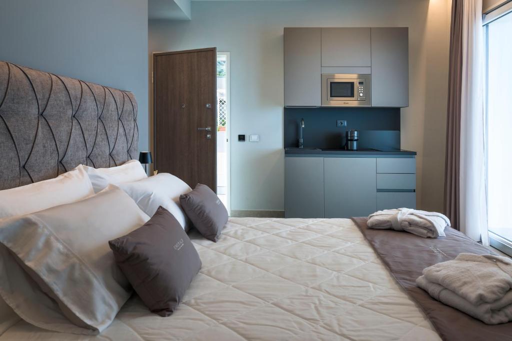 Postel nebo postele na pokoji v ubytování Emerald Hotel Residence Cefalù