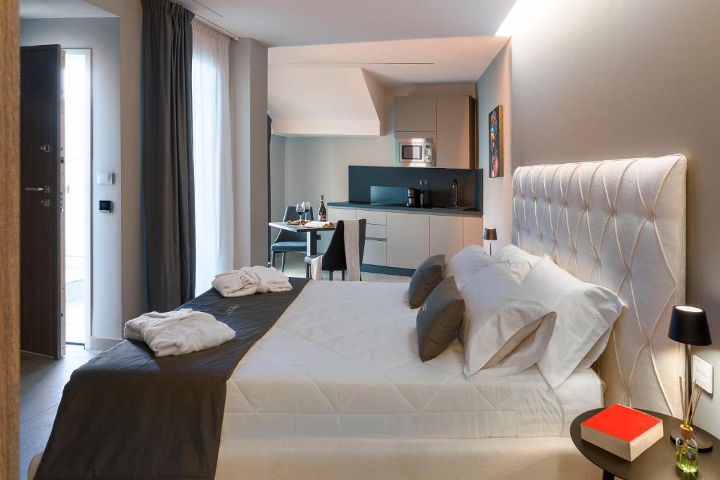Postel nebo postele na pokoji v ubytování Emerald Hotel Residence Cefalù