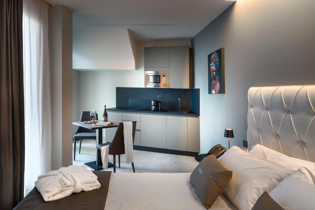 Postel nebo postele na pokoji v ubytování Emerald Hotel Residence Cefalù