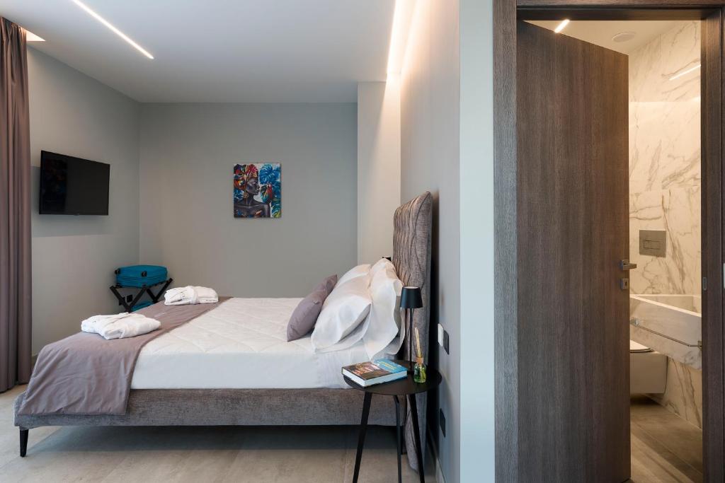 Postel nebo postele na pokoji v ubytování Emerald Hotel Residence Cefalù