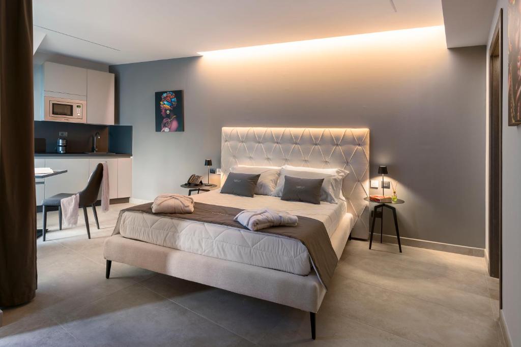 Postel nebo postele na pokoji v ubytování Emerald Hotel Residence Cefalù
