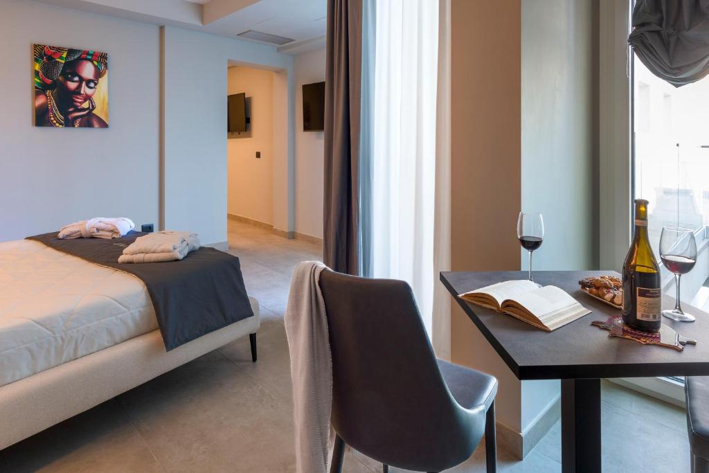 Postel nebo postele na pokoji v ubytování Emerald Hotel Residence Cefalù