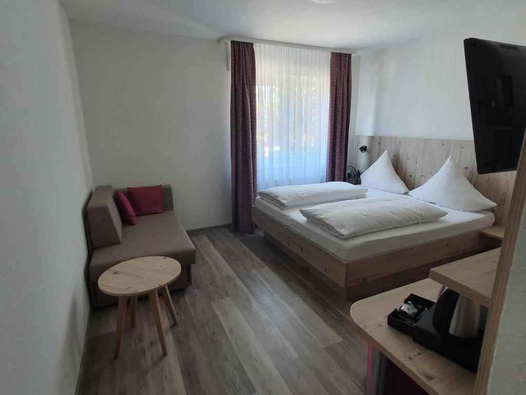 Hotel Neuenburger Hof - Habitación Triple Con Baño