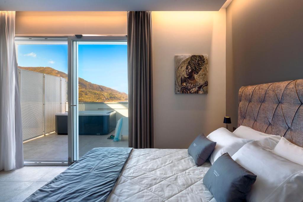 Postel nebo postele na pokoji v ubytování Emerald Hotel Residence Cefalù