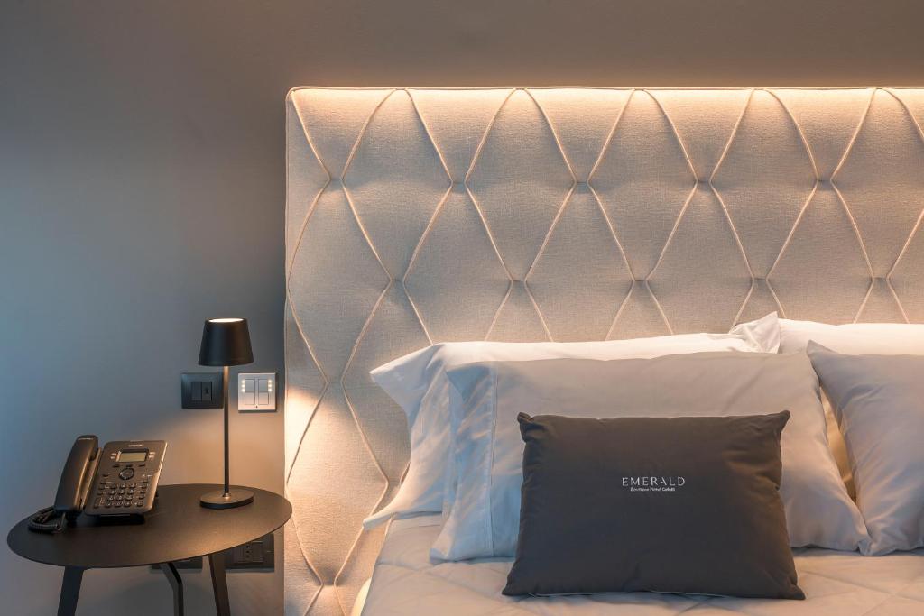 Postel nebo postele na pokoji v ubytování Emerald Hotel Residence Cefalù