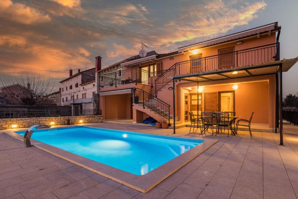Bazén v ubytovaní Villa Ana for 12 persons with private saltwater Pool alebo v jeho blízkosti