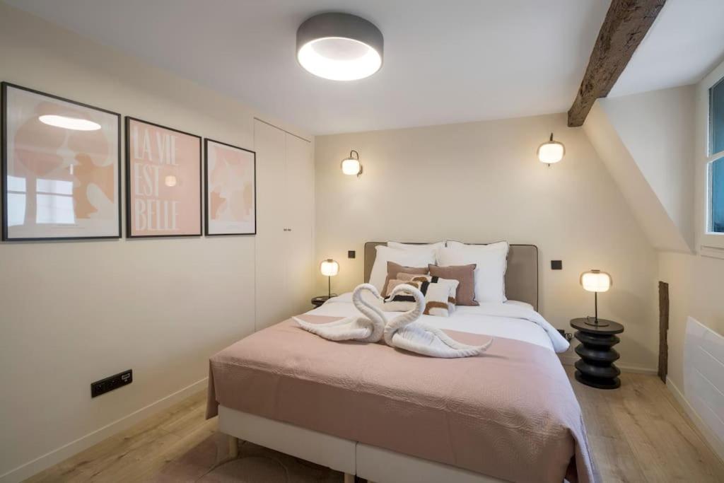um quarto com uma cama com duas toalhas em Studio 2pers # Île St Louis # Bord de Seine em Paris
