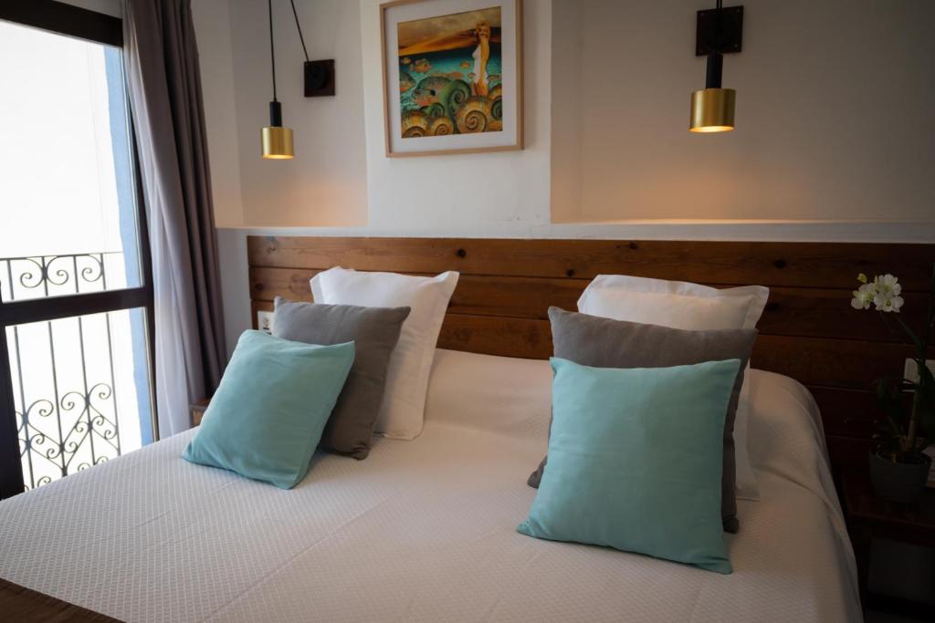 Postel nebo postele na pokoji v ubytování Hostal Boutique Casa del Mar Altea