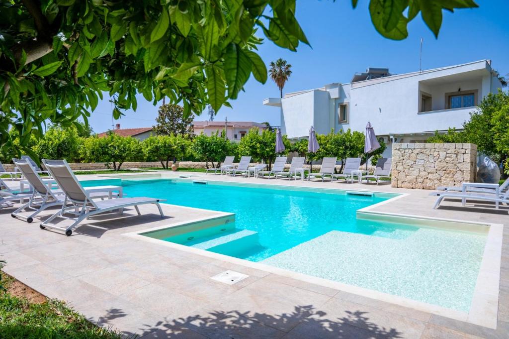 The swimming pool at or close to Villa Venera Fontane Bianche Charme Apartments