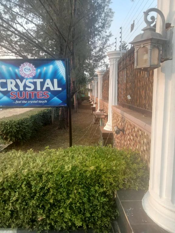 una señal frente a una casa en CRYSTAL SUITES, en Akure