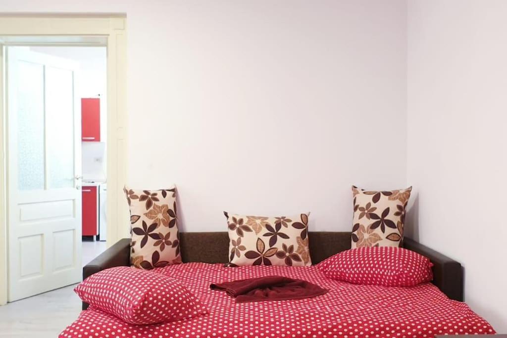 - une chambre dotée d'un lit avec des draps en polka rouge dans l'établissement Holiday Cazare Brasov, à Braşov