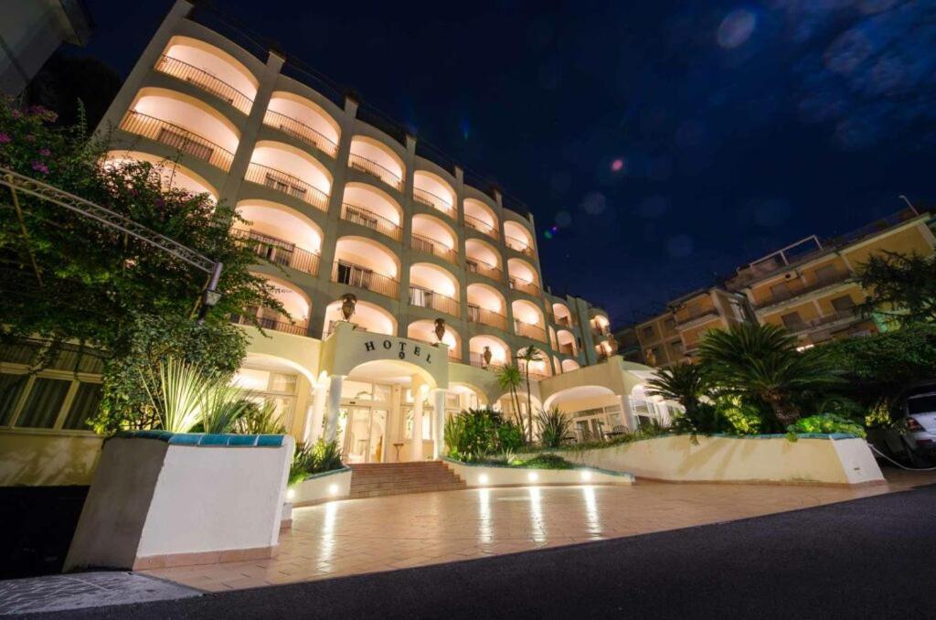 un gran edificio con luces encendidas por la noche en Hotel San Francesco, en Maiori