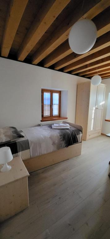 CerciventoにあるCjase Cjandinのベッドルーム(大型ベッド1台、窓付)