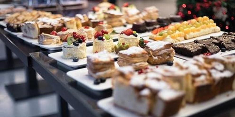stół z różnymi rodzajami wypieków i deserów w obiekcie Hotel Royal Palace w mieście Mesyna