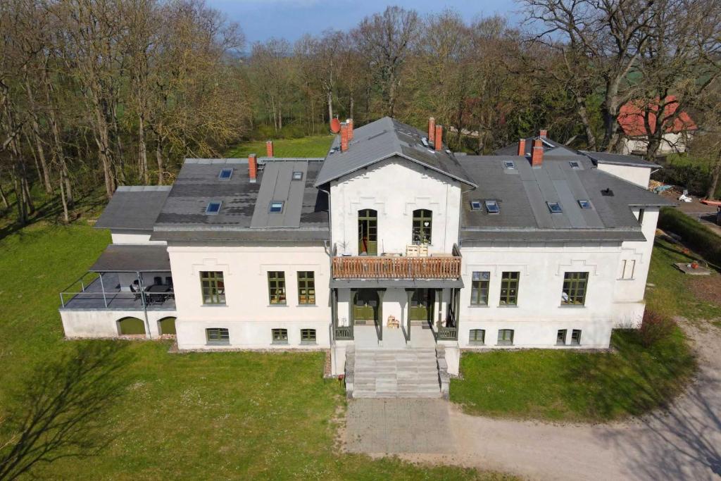 een luchtzicht op een groot wit huis bij Gutshaus Bartelshagen 