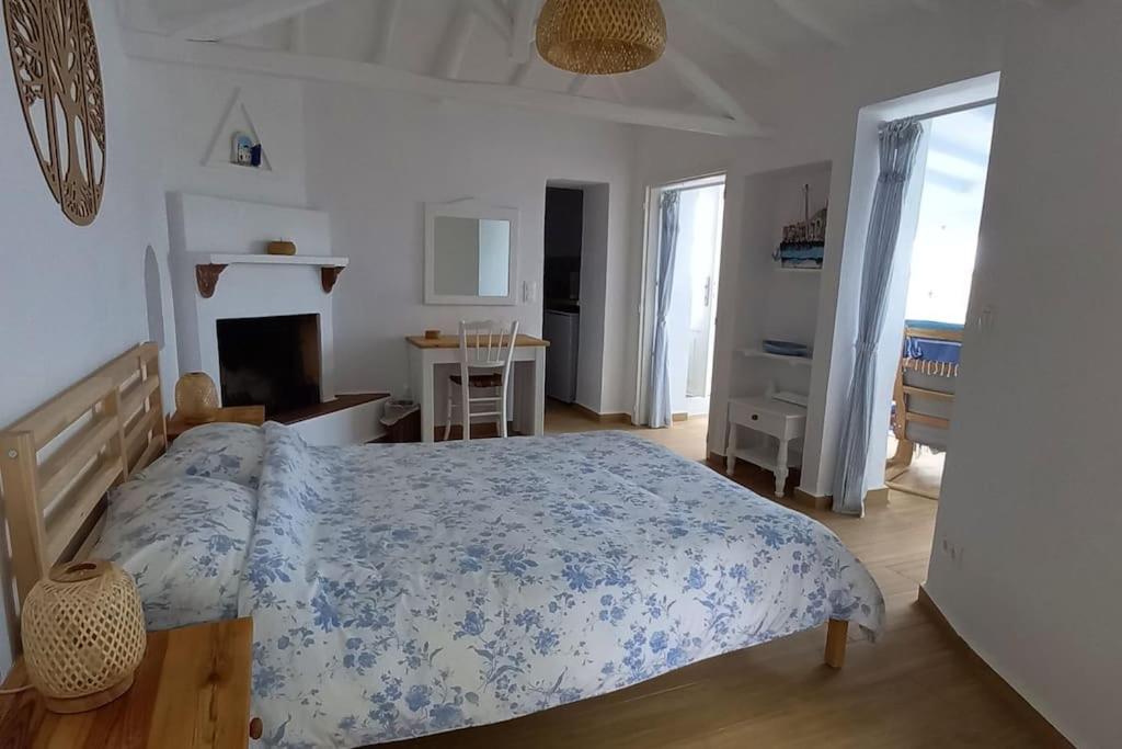 Postel nebo postele na pokoji v ubytování Katafygio, hillside hideaway in Skiathos