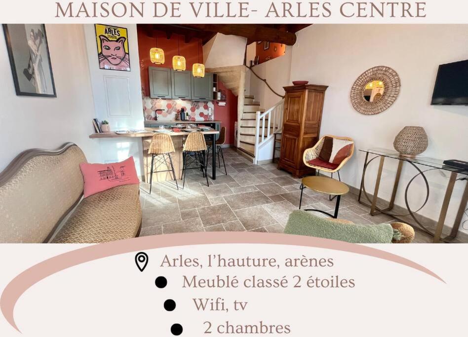 une cuisine et un salon avec une table et des chaises dans l'établissement La maison de Gaston*Arles*Arènes, à Arles