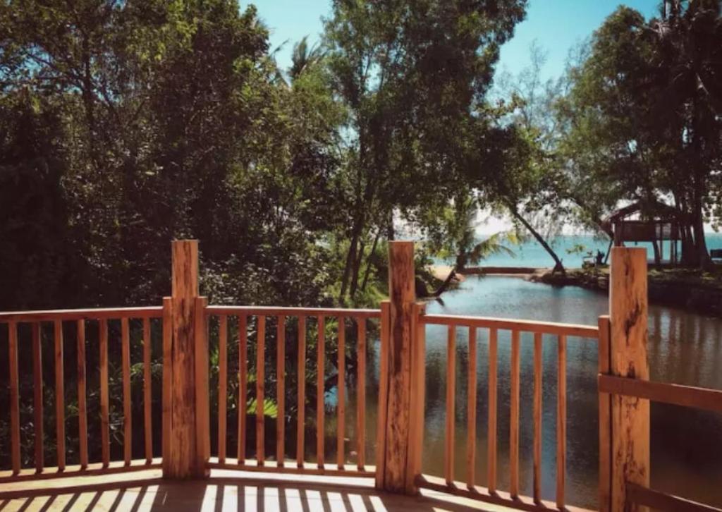 Tầm nhìn suối chảy gần resort