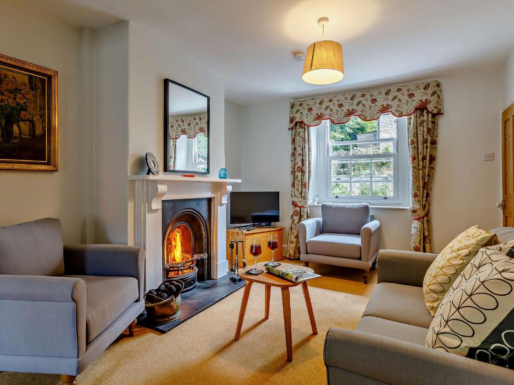 sala de estar con chimenea, sofá y sillas en 3 Bed in Bridport 85255 en Puncknowle