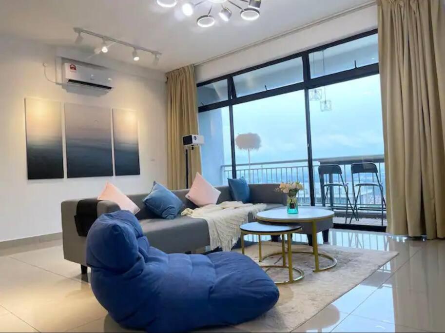 uma sala de estar com um sofá e uma mesa em 夜光城Mount·Austin·3Room·5Pax•Wifi. em Johor Bahru