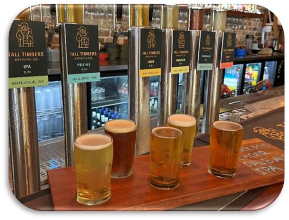 un grupo de copas de cerveza en un bar en Manjimup Hotel, en Manjimup