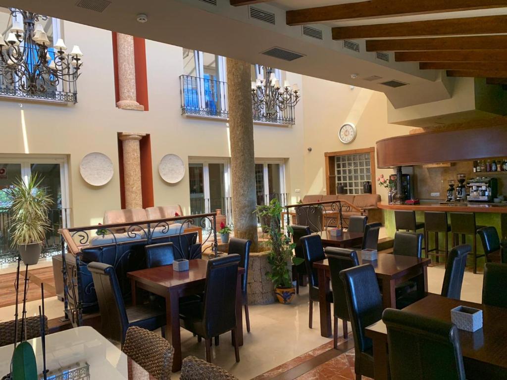 Hotel Villa San Francisco في مربلة: مطعم فيه طاولات وكراسي في الغرفة