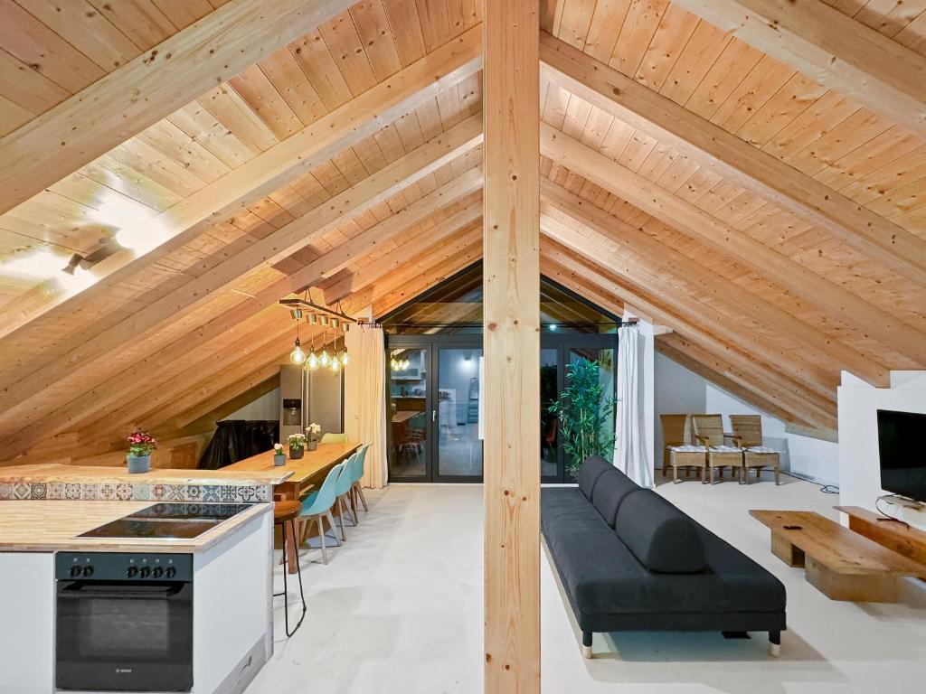 een open keuken en een woonkamer met houten plafonds bij feworld Freilassing - 2 apartments - near train station - free parking in Freilassing