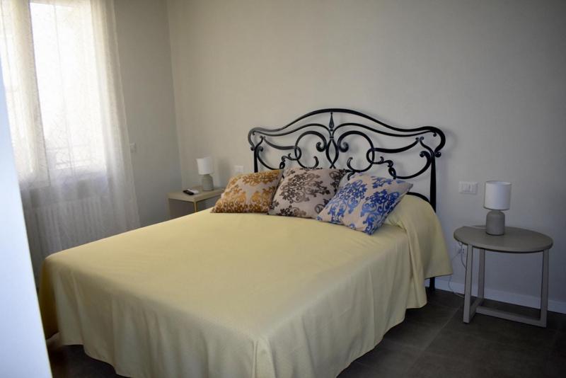 帕爾馬的住宿－Il Trovatore Rooms，卧室配有带枕头的大型白色床