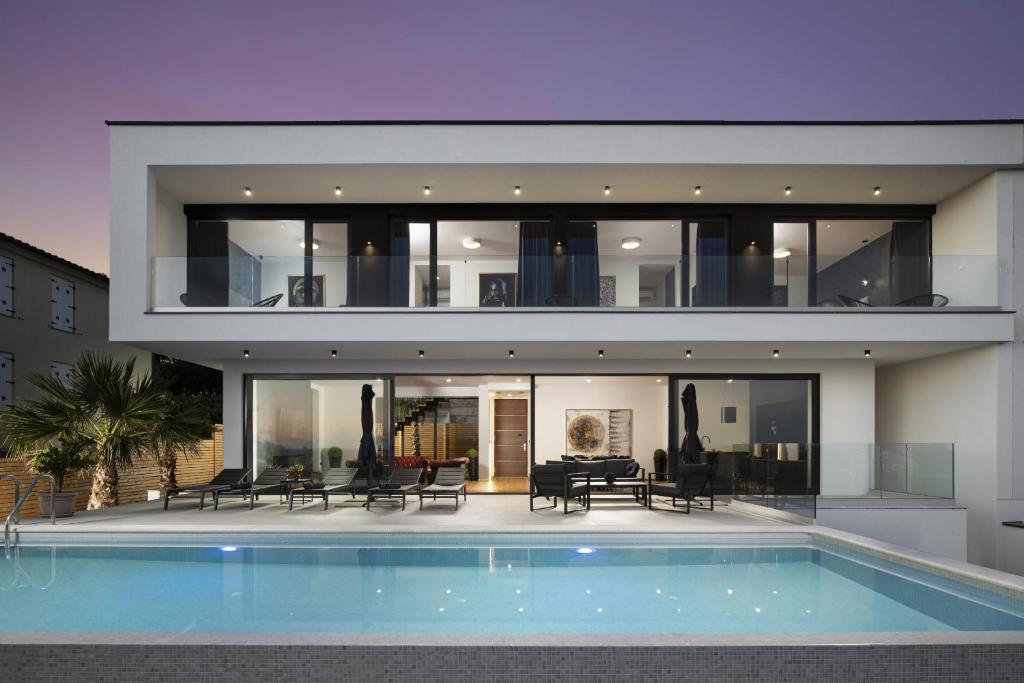 una casa grande con piscina frente a ella en Luxury Villa Dali with Sauna, Whirlpool and Sea view in Medulin only 1,7 km from the beach, en Medulin