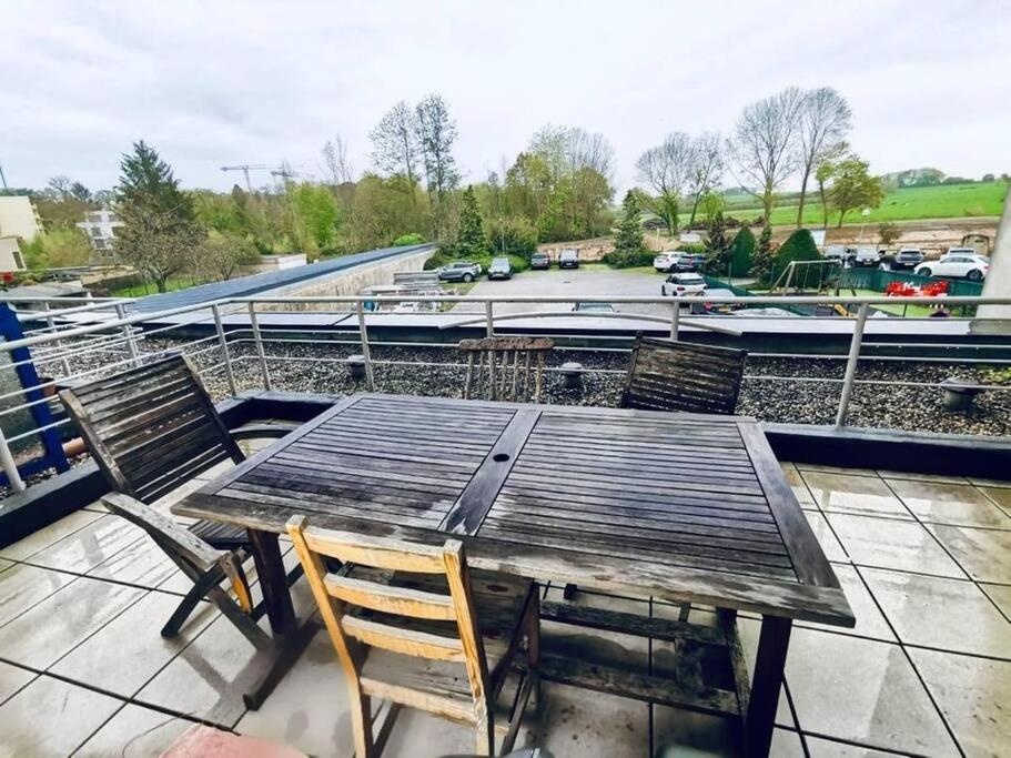 drewniany stół i krzesła siedzące na dachu w obiekcie Studio - Thermes de Mondorf w mieście Mondorf-les-Bains