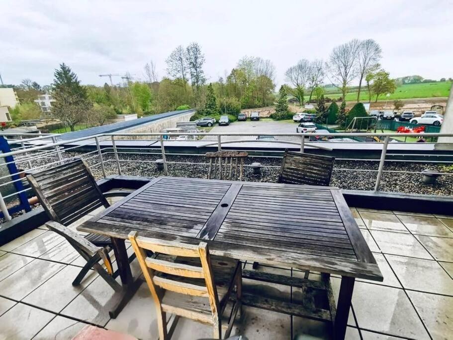 una mesa de madera y sillas en el techo en Studio - Thermes de Mondorf en Mondorf-les-Bains