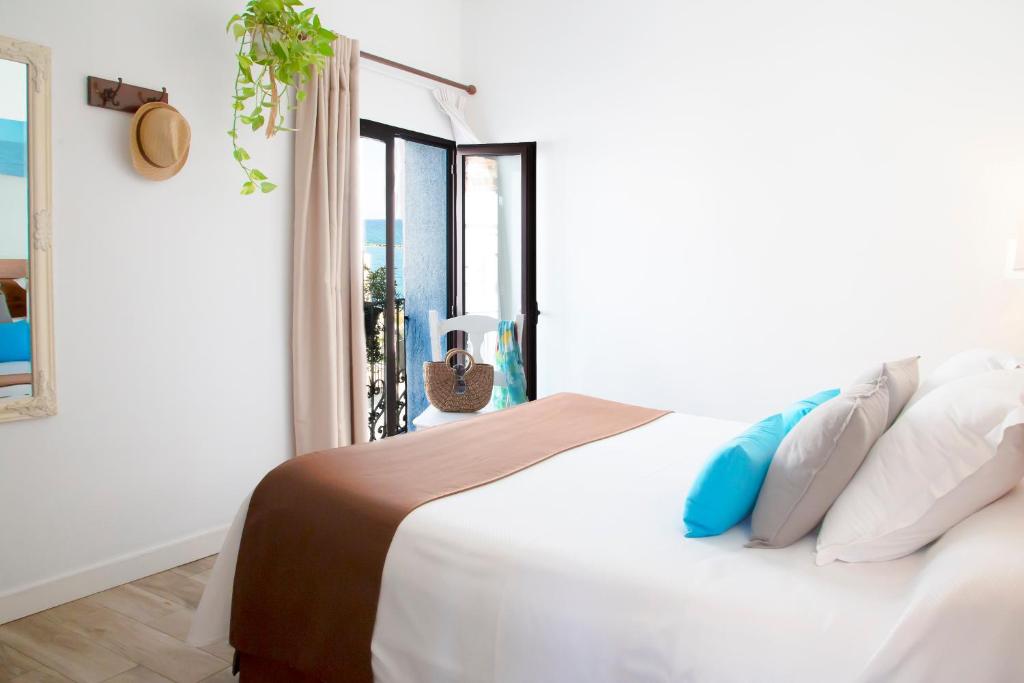 Postel nebo postele na pokoji v ubytování Hostal Boutique Casa del Mar Altea