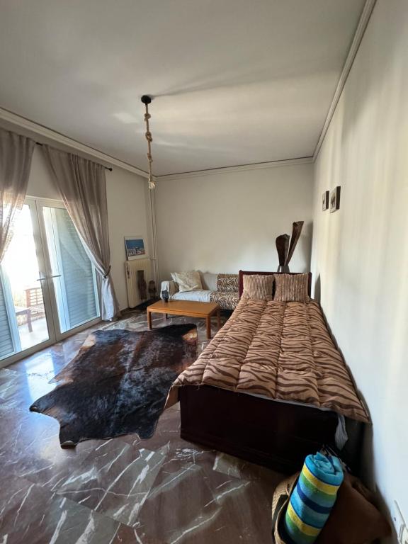 1 dormitorio con 1 cama grande en una habitación en Apollo Apartment Athens/Airport en Spáta