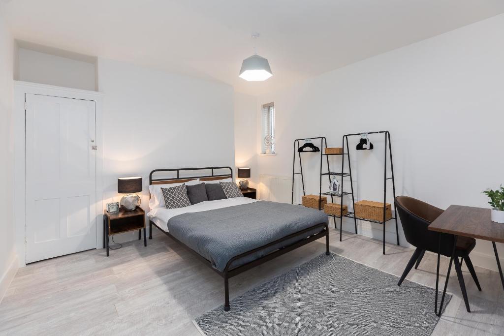 Een bed of bedden in een kamer bij Cozy 5 Double Rooms in the heart of Harrow Road- By Resify