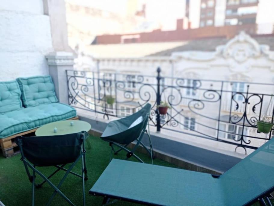 - un balcon avec un canapé, une table et des chaises dans l'établissement Espectaculares vistas atico., à Carthagène