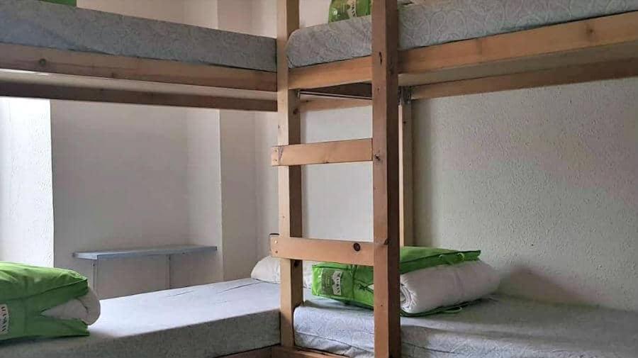 Zimmer mit Etagenbett und 2 nebeneinander liegenden Etagenbetten in der Unterkunft Ideal para Grupos - Albergue Villanúa "Tritón" in Villanúa