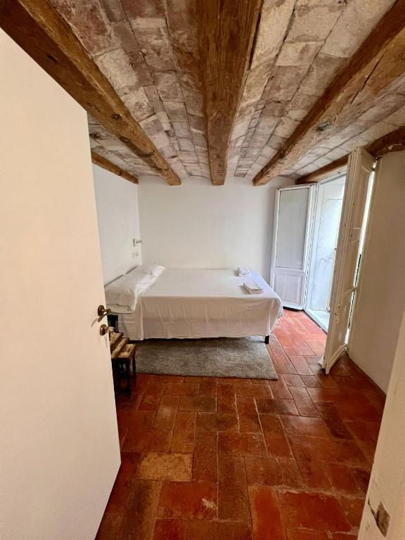 una camera con un letto di HABITACION PARA PAREJA CON BALCON a Barcellona