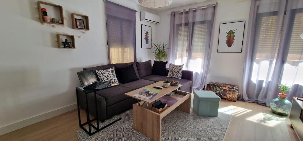 托萊多的住宿－La casa de Carol，客厅配有沙发和桌子
