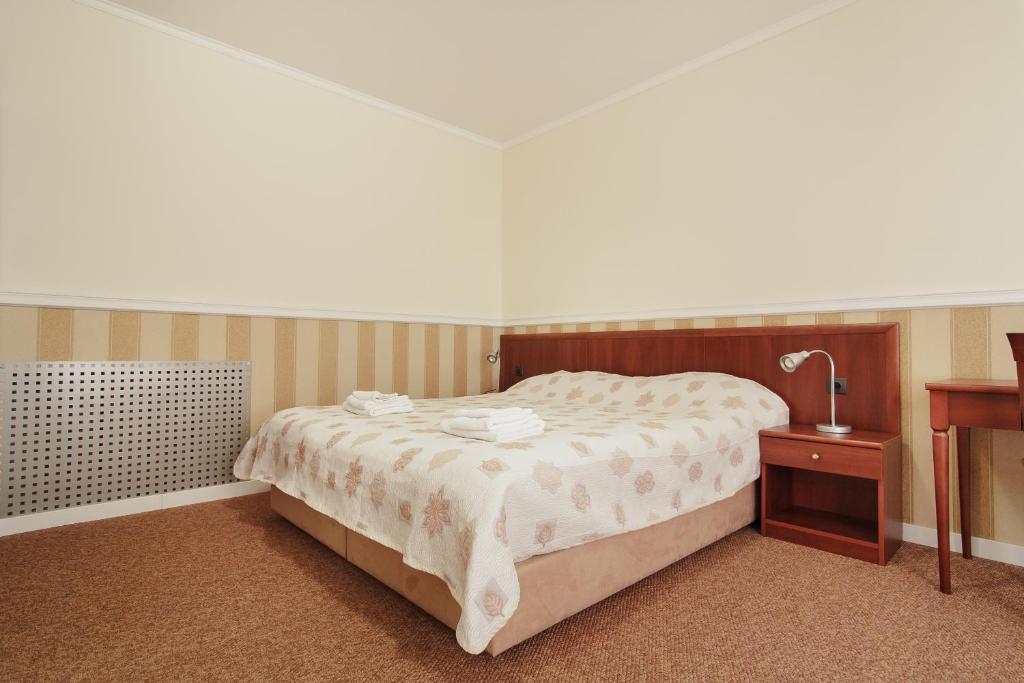 Postel nebo postele na pokoji v ubytování Consul Hotel Консул