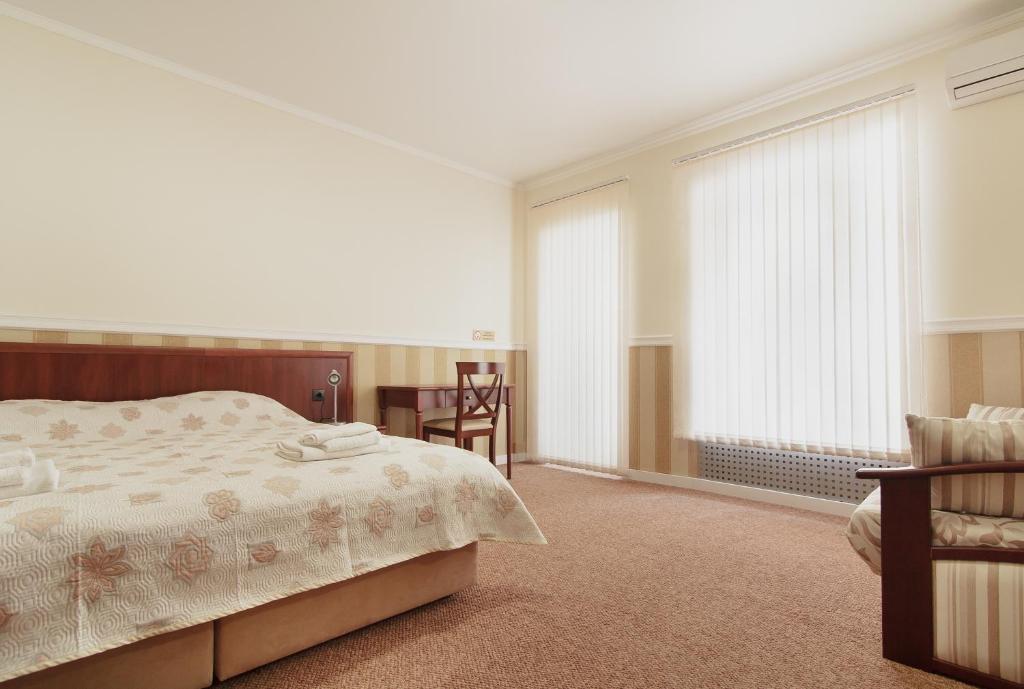 Postel nebo postele na pokoji v ubytování Consul Hotel Консул