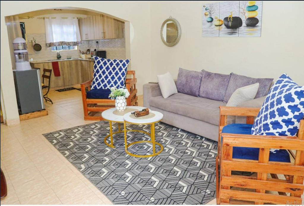 Kakamega的住宿－Heavenly Homes - C，客厅配有沙发和桌子